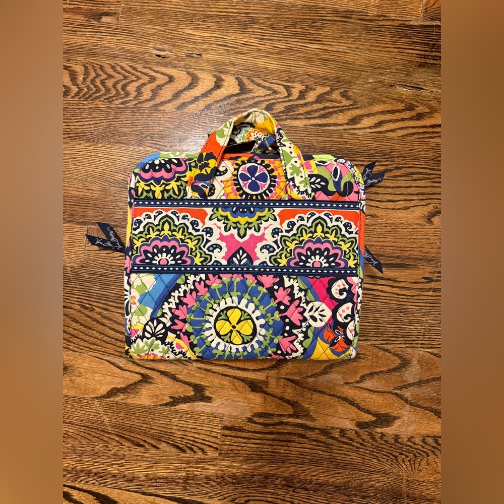 SOLD on Depop//Vera Bradley Hanging Travel Organizer Toiletry Bag in Rio Print